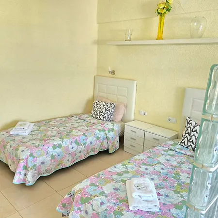 In Beachfront Complex In El Duque Area, Appartement *